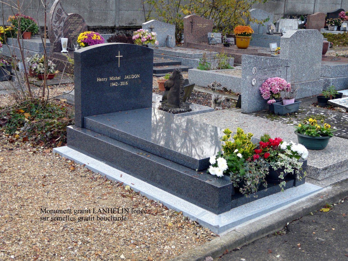 MONUMENT EN GRANIT